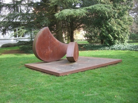 Viersen : Skulpturensammlung, Skulptur "Position im Schwerpunkt" aus Stahlblech, von Wolfgang Nestler
